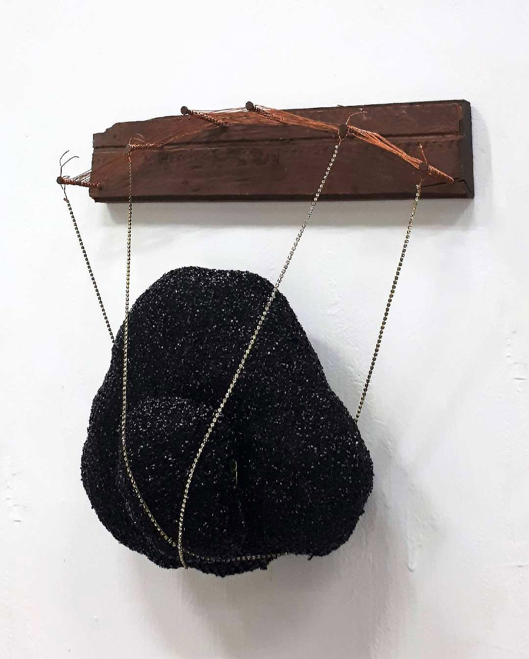 Andre Barion, As duas pedras do meu jardim, 2019, cobre, ferro, madeira, strass e tecido sintético, 40 x 30 cm - Andre Barion