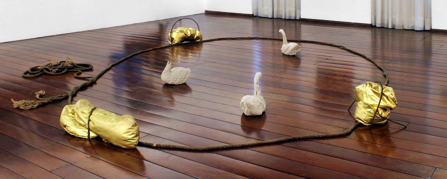 Andre Barion, Lago dos Cisnes, 2019, ferro, gesso e corda náutica, dimensões variáveis - Andre Barion