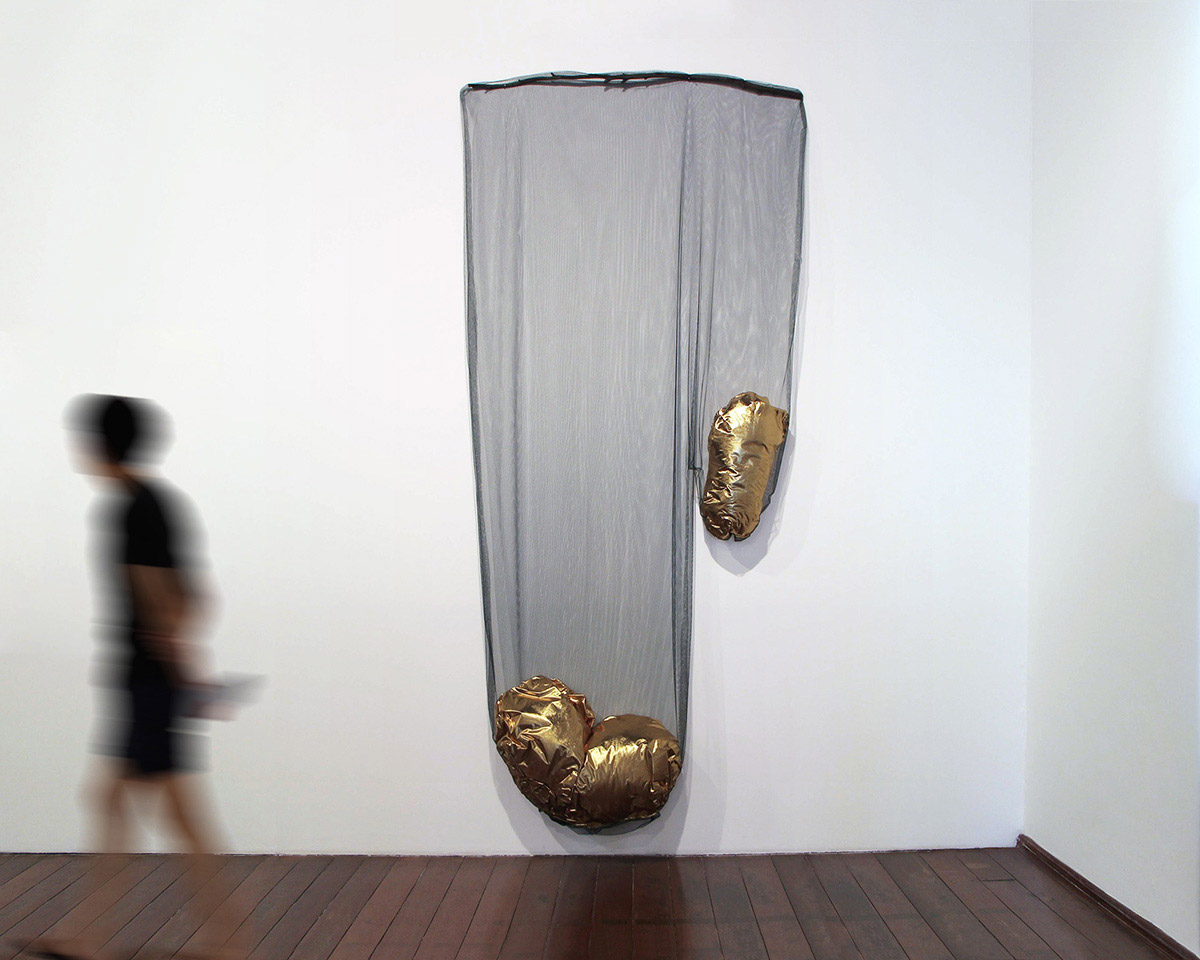 Andre Barion, O Shorts do Mundo, 2017, galho, tule e tecido metalizado, 305 x 155 cm - Andre Barion